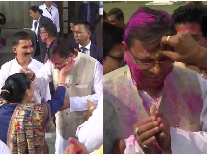 Uttarakhand Holi 2022 Caretaker CM Pushkar Singh Dhami surprised everyone by singing a song. Uttarakhand Holi 2022: होली के मौके पर पुष्कर सिंह धामी ने छेड़ा सुर, गाया यह गाना