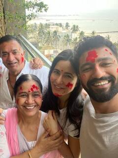 Holi 2022: कोई कैजुअल तो किसी ने एथनिक लुक किया कैरी, जानिए बॉलीवुड एक्ट्रेसेस ने होली पर क्या पहना?