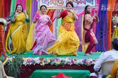 Laxmi Kakima Superstar: বসন্ত উৎসবে মঞ্চ মাতালেন 'লক্ষ্মীকাকিমা' অপরাজিতা, দর্শক দেবশঙ্কর