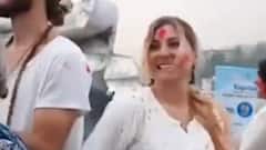 Holi 2022: विदेशी भी होली के रंग में हुए सराबोर | Viral Videos