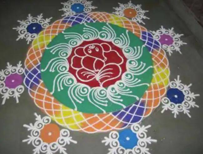 ਸਭ ਤੋਂ ਪਹਿਲਾਂ ਸਹੀ ਜਗ੍ਹਾ ਦੀ ਚੋਣ ਕਰੋ ਅਤੇ ਫਿਰ ਜਗ੍ਹਾ ਦੇ ਅਨੁਸਾਰ ਰੰਗੋਲੀ ਦਾ ਕਿਹੜਾ ਡਿਜ਼ਾਈਨ ਬਣਾਉਣਾ ਚਾਹੁੰਦੇ ਹੋ, ਇਹ ਫੈਸਲਾ ਕਰੋ।