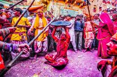Mathura Holi Photos: कान्हा की नगरी की भव्य होली, कभी लठमार तो कभी फूलों की बारिश, देखें उत्सव की शानदार तस्वीरें