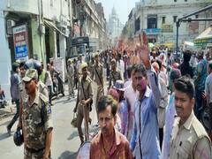 Lucknow Holi 2022: लखनऊ में मनाया जा रहा रंगों का त्योहार, सिर चढ़ कर बोल रहा होली का खुमार, देखें तस्वीरें