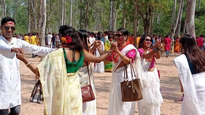 আবির ইসলাম, বোলপুর: আবিরে রাঙা শান্তিনিকেতন। বিশ্বভারতীতে পড়ুয়াদের উদ্যোগে পালিত হচ্ছে বসন্তোত্সব। রঙের খেলায় মেতেছে সোনাঝুরিও।