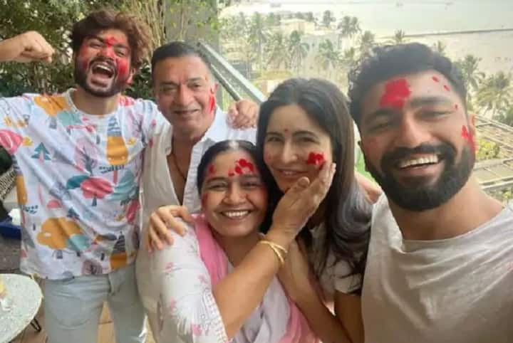 Katrina Kaif Vicky Kaushal celebrates first Holi with family after marriage Katrina Kaif - Vicky Kaushal : होली है... कतरिना-विकीने कुटुंबियांसोबत साजरी केली लग्नानंतरची पहिली होळी