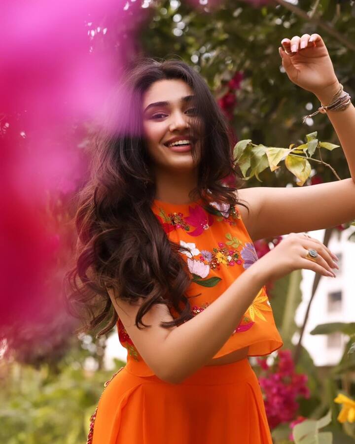 'ఉప్పెన' సినిమాతో టాలీవుడ్ లో ఎంట్రీ ఇచ్చిన కృతిశెట్టి మొదటి సినిమాతోనే భారీ విజయాన్ని సొంతం చేసుకుంది.(Photo Courtesy: Krithi Shetty Instagram)