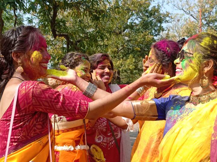 উপাসনা গৃহ থেকে আশ্রম চত্বরে প্রভাতফেরি। রঙের উত্সবে মাতোয়ারা সবাই।