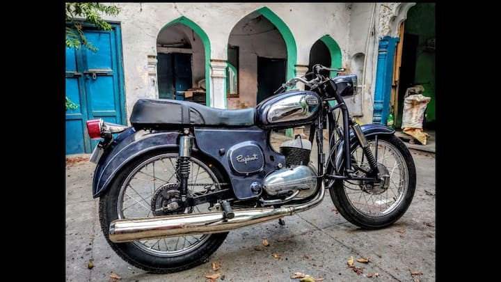 ਰਾਜਦੂਤ- ਜੇਕਰ ਅਸੀਂ 'ਰਾਜਦੂਤ' ਬਾਈਕ ਦੀ ਗੱਲ ਕਰੀਏ ਤਾਂ ਮੋਟਰਸਾਈਕਲ ਸ਼੍ਰੇਣੀ 'ਚ ਇਸ ਦਾ ਦਰਜਾ ਸਕੂਟਰ ਸ਼੍ਰੇਣੀ 'ਚ 'ਬਜਾਜ ਚੇਤਕ' ਵਰਗਾ ਹੀ ਸੀ। ਜਿਸ ਤਰ੍ਹਾਂ ਤੁਹਾਨੂੰ ਉਸ ਸਮੇਂ ਦਾਜ 'ਚ ਬਜਾਜ ਚੇਤਕ ਦੀ ਮੰਗ ਨੂੰ ਲੈ ਕੇ ਕਈ ਕਿੱਸੇ ਸੁਣਨ ਨੂੰ ਮਿਲਣਗੇ, ਉਸੇ ਤਰ੍ਹਾਂ ਹੀ ਤੁਹਾਨੂੰ ਰਾਜਦੂਤਾਂ ਨਾਲ ਜੁੜੀਆਂ ਕਈ ਕਹਾਣੀਆਂ ਵੀ ਦੇਖਣ ਨੂੰ ਮਿਲਣਗੀਆਂ।ਇਸ ਦੇ ਦੋ ਮਾਡਲ ਭਾਰਤ ਵਿੱਚ ਲਾਂਚ ਕੀਤੇ ਗਏ ਸਨ, ਇੱਕ 350cc ਅਤੇ ਦੂਜਾ 175cc ਦਾ, 90 ਦੇ ਦਹਾਕੇ ਦੇ ਸ਼ੁਰੂ ਤੱਕ, ਇਹ ਬਾਈਕ ਭਾਰਤੀ ਬਾਜ਼ਾਰ ਵਿੱਚ ਇੱਕ ਜ਼ਬਰਦਸਤ ਤਾਕਤ ਸੀ।