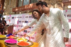 Holi 2022: বিয়ের পর প্রথম হোলি, রঙের উৎসবে একে অপরকে রাঙিয়ে দিলেন অঙ্কিতা-ভিকি