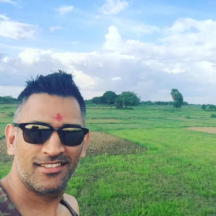 पण सध्या चर्चा रंगली आहे ती, धोनीच्या जर्सीवरील 'नंबर 7'ची. अनेकांना पडलेला प्रश्न म्हणजे, महेंद्रसिंह धोनी नंबर 7ची जर्सी का घालतो? याचं उत्तर स्वतः धोनीनं दिलं आहे. (photo:mahi7781/ig)