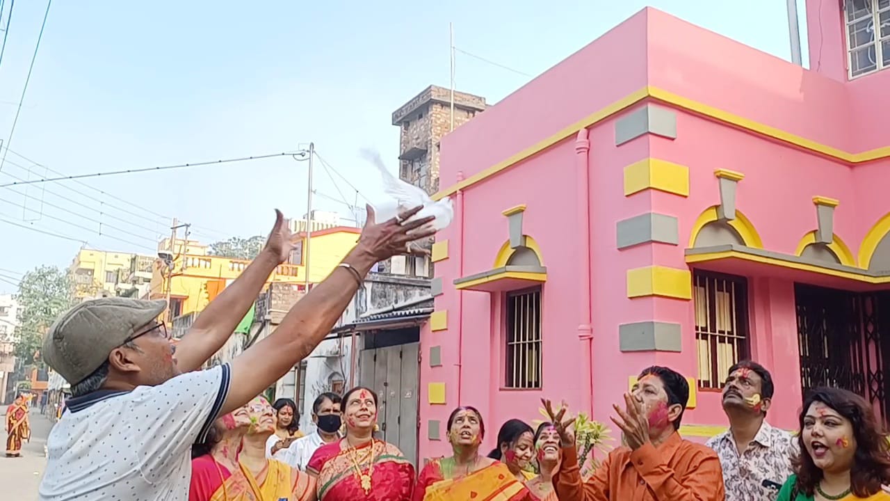 Hooghly: শ্রীরামপুরে দে বাড়িতে শুরু ২১৭ বছরের পুরনো দোল দুর্গোৎসব