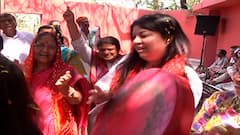 Dol Utsav 2022: নিউআলিপুরে দোল উৎসবে মাতলেন তৃণমূল নেত্রী জুঁই বিশ্বাস ।Dol Purnima