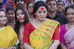 Laxmi Kakima Superstar: বসন্ত উৎসবে মঞ্চ মাতালেন 'লক্ষ্মীকাকিমা' অপরাজিতা, দর্শক দেবশঙ্কর