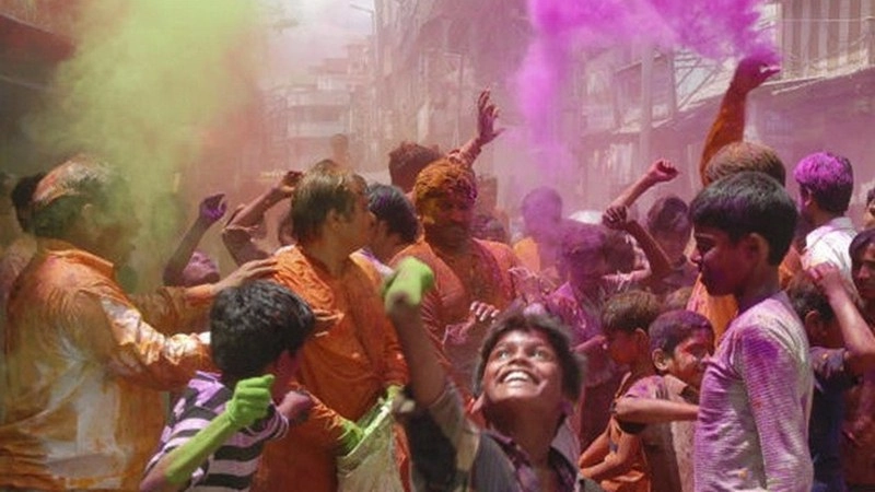 ਕਸ਼ਮੀਰ ਤੋਂ ਕੰਨਿਆਕੁਮਾਰੀ ਤੱਕ ਜਸ਼ਨ, ਵੱਖ ਵੱਖ ਰੀਤੀ ਰਿਵਾਜਾਂ ਨਾਲ ਮਨਾਇਆ ਜਾ ਰਿਹਾ ਹੋਲੀ ਦਾ ਤਿਉਹਾਰ