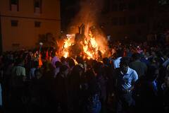 देश भर में आज हर्षोल्लास के साथ मनाया जा रहा है होली का त्योहार, कल देर रात हुआ होलिका दहन, देखें तस्वीरें
