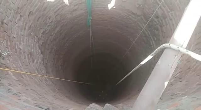 While playing cricket in Nadiad, the youth fell into a 50 feet deep well ક્રિકેટ રમતી વખતે યુવક અચાનક પડ્યો 50 ફૂટ ઊંડા કુવામાં, સમગ્ર વિસ્તારમાં મચી અરેરાટી