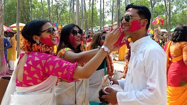 রঙে রঙে রঙিল আকাশ, বসন্তের উৎসবে মেতে উঠেছে সোনাঝুরি। গানে,ছন্দে, বাউলের সুরে মাতোয়ারা সকলেই।