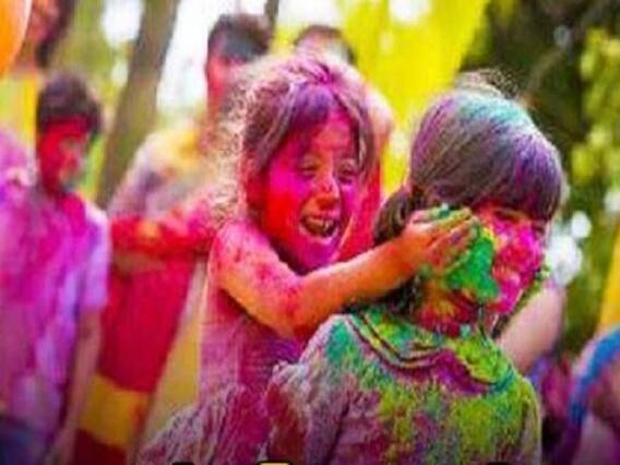 Holi Celebrations 2022: రంగుల్లో మునిగితేలుతున్న ప్రజలు | Holi 2022 Live | ABP Desam