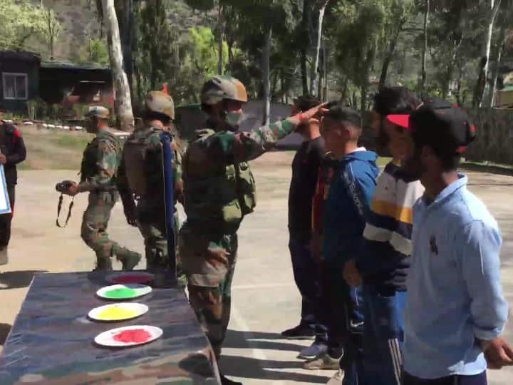 Jammu and Kashmir Army soldiers celebrated Holi fiercely in Jammu and Kashmir and danced Happy Holi 2022: जम्मू-कश्मीर में सेना के जवानों ने नाचते-गाते खेली होली, गले लगाकर दी शुभकामनाएं