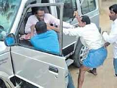 Attack on Excise SI: ఇదెక్కడి చోద్యం ! పారిపోవడానికి ప్రయత్నించి, ఆపై లాఠీ లాక్కుని ఆబ్కారీ ఎస్సైపై  దాడి