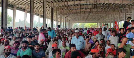 ਅਖਿਲੇਸ਼ ਯਾਦਵ ਤੋਂ ਇਲਾਵਾ ਸ਼ਿਵਪਾਲ ਸਿੰਘ, ਰਾਮ ਗੋਪਾਲ ਯਾਦਵ ਸਮੇਤ ਪਾਰਟੀ ਦੇ ਕਈ ਸੀਨੀਅਰ ਨੇਤਾ ਮੌਜੂਦ ਸਨ। ਇਸ ਵਾਰ ਦੀਆਂ ਵਿਧਾਨ ਸਭਾ ਚੋਣਾਂ ਵਿੱਚ ਸਮਾਜਵਾਦੀ ਪਾਰਟੀ ਨੇ 111 ਸੀਟਾਂ ਹਾਸਲ ਕੀਤੀਆਂ ਹਨ।