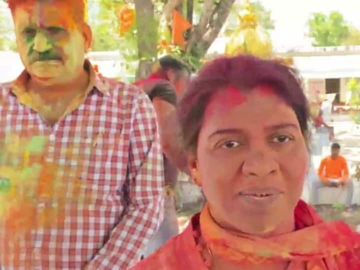 Indore Officers and prisoners celebrated Holi festival together in Indore Central Jail Holi 2022: इंदौर सेंट्रल जेल में अधिकारियों और कैदियों ने साथ में मनाया होली का त्योहार