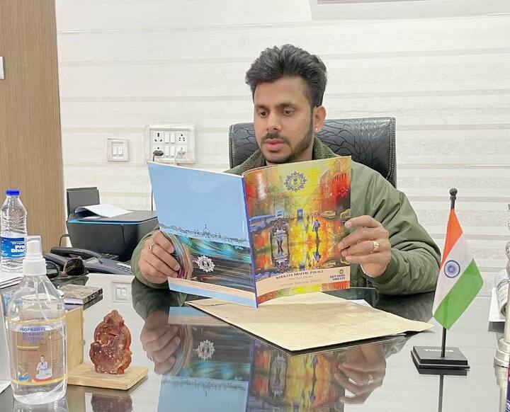 मनोज तिवारी : पश्चिम बंगालचा फलंदाज मनोज तिवारीने गेल्या वर्षी झालेल्या बंगाल विधानसभा निवडणुकीत अखिल भारतीय तृणमूल काँग्रेसच्या वतीने शिवपूर विधानसभेतून निवडणूक लढवली आणि तो जिंकला. त्यानंतर त्यांनी ममता बॅनर्जी यांच्या सरकारमध्ये क्रीडा आणि युवा व्यवहार राज्यमंत्रीपदाची जबाबदारी स्वीकारली. मनोज अलीकडेच रणजी करंडक खेळण्यासाठी पश्चिम बंगालमध्ये दाखल झाला होता. मनोज तिवारीने टीम इंडियासाठी 12 एकदिवसीय आणि 3 टी-20 सामने खेळले आहेत.
