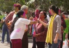 गाजियाबाद में होली के रंग में डूबे लोग, जमकर खेल रहे रंग | Holi 2022 Celebration