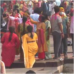 Varanasi  Holi 2022: वाराणसी के दशाश्वमेध घाट पर होली की धूम, देखिए ये खास तस्वीरें