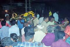 வயல்வெளி வழியாக சடலத்தை எடுத்து செல்ல மறுப்பு - இறந்த பெண்ணின் உடலை ஒரு மணி நேரம் தோளில் சுமந்த உறவினர்கள்