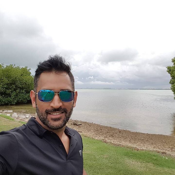 चेन्नई सुपर किंग्स (CSK)चा कर्णधार एमएस धोनीनं खुलासा केला आहे की, 'नंबर 7' त्याच्या फार जवळचा आहे. कारण त्याचा जन्म 7 जुलै रोजी झाला होता. त्यामुळेच त्याच्या जर्सीचा नंबर 7 आहे. हा नंबर त्यानं कोणत्याही अंधश्रद्धेला बळी पडून निवडलेला नाही. (photo:mahi7781/ig)