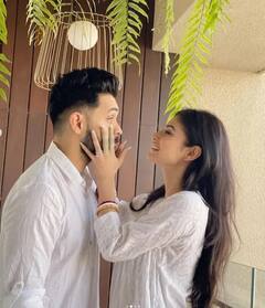 HOLI 2022 : મૌની રોયે તેના પતિ સૂરજ સાથે આવી રીતે ઉજવી હોળી, જુઓ PHOTOS