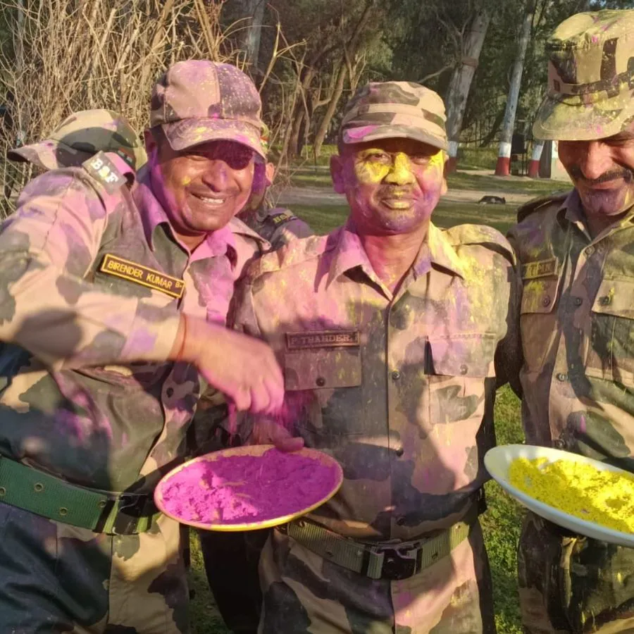 BSF ਜਵਾਨਾਂ 'ਤੇ ਵੀ ਚੜਿਆ ਹੋਲੀ ਦਾ ਰੰਗ, ਜੰਮੂ ਦੇ ਵਿੱਚ ਧੂਮਧਾਮ ਨਾਲ ਮਨ ਰਹੇ ਤਿਉਹਾਰ