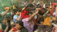 Holi 2022 : होली के मंच पर Mulayam के रंग, Akhilesh Yadav ने कार्यकर्ताओं पर बरसाए फूल...