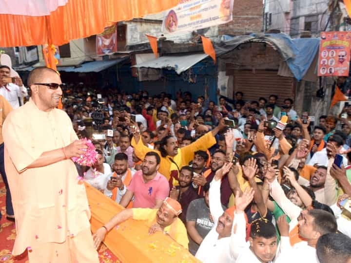 Uttar Pradesh Cm yogi adityanath gorakhpur visit after win in assembly election ann CM Yogi Adityanath Gorakhpur Visit: योगी आदित्यनाथ को बधाई देने उमड़ी भारी भीड़, दर्शन-पूजन के बाद की गोसेवा, कालू-गुल्लू को दुलारा