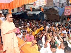 CM Yogi Adityanath Gorakhpur Visit: योगी आदित्यनाथ को बधाई देने उमड़ी भारी भीड़, दर्शन-पूजन के बाद की गोसेवा, कालू-गुल्लू को दुलारा