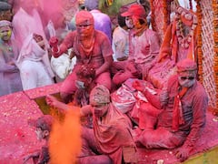 Holi 2022: वृंदावन के बांके बिहारी मंदिर में मना होली का जश्न, भक्ति के रंग में डूबे श्रद्धालु