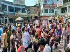 Lucknow Holi 2022: लखनऊ में मनाया जा रहा रंगों का त्योहार, सिर चढ़ कर बोल रहा होली का खुमार, देखें तस्वीरें