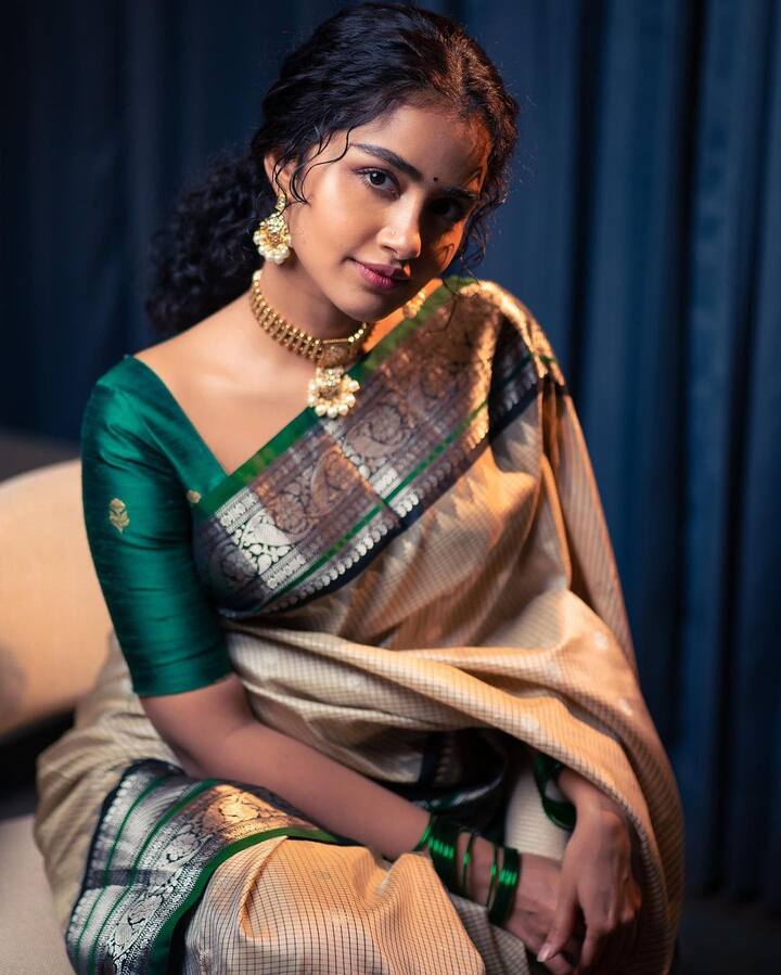 பொட்டக்கோழி அழகுல… என்னக் கொத்தி அலையுற… விட்டா கொஞ்சம்… பொழைக்கிறேன்… விடுடி… இ… இ…
