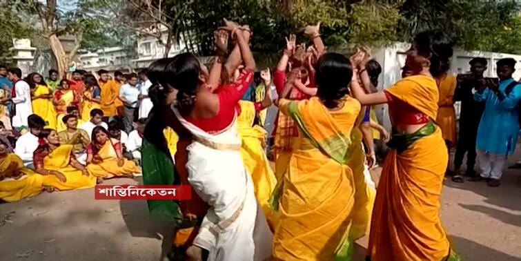 Dol Purnima 2022: Dol Purnima celebration in Shantiniketan by Visva Bharati students Dol Purnima 2022: দোল পূর্ণিমায় রঙিন শান্তিনিকেতন, বিশ্বভারতীর পড়ুয়াদের উদ্যোগে বসন্তোৎসব পালন