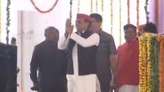 Akhilesh Yadav ने चाचाओं संग सैफई में मनाई होली | Holi 2022 Celebration