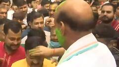 गालों पर रंग, सिर पर पगड़ी बांध रक्षा मंत्री राजनाथ सिंह ने मनाई होली | Holi 2022 Celebration