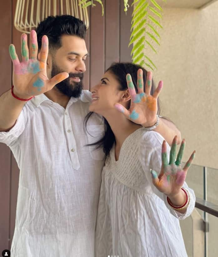 मौनी शादी के बाद अपनी पहली होली सेलीब्रेट कर रही हैं. इस खास दिन पर एक्ट्रेस ने सूरज के साथ अपनी कुछ फोटोज़ शेयर की हैं जिनमें  दोनों एक दूसरे को कलर लगाते दिख रहे हैं.