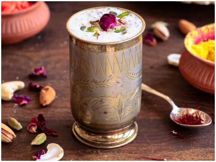 Holi 2022 holi special recipe thandai special thandai recipe tips to make refreshing thandai holi special drink Holi Drinks: होली के दिन बनने वाली खास ठंडाई का स्वाद बढ़ाने के लिए अपनाएं ये टिप्स, मेहमान भूल नहीं पाएंगे स्वाद