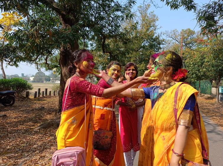 Shantiniketan Basanta Utsav controversy students slogan against vc Shantiniketan: বসন্ত উৎসবে শান্তিনিকেতনে বিতর্ক, রঙের উৎসবে উপাচার্যের বিরুদ্ধে উঠল স্লোগান