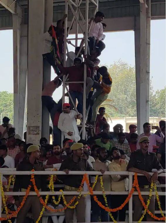 ਇਸ ਮੰਚ 'ਤੇ ਸਪਾ ਪ੍ਰਧਾਨ ਅਖਿਲੇਸ਼ ਯਾਦਵ ਦੇ ਨਾਲ-ਨਾਲ ਪਾਰਟੀ ਦੇ ਹੋਰ ਵੱਡੇ ਨੇਤਾ ਵੀ ਵਰਕਰਾਂ ਨੂੰ ਸੰਬੋਧਨ ਕਰਦੇ ਨਜ਼ਰ ਆਏ। ਯੂਪੀ ਚੋਣਾਂ ਵਿੱਚ ਹਾਰ ਤੋਂ ਬਾਅਦ ਹੋਲੀ ਦੇ ਬਹਾਨੇ ਵਰਕਰਾਂ ਵਿੱਚ ਜੋਸ਼ ਪੈਦਾ ਕਰਨ ਦੀ ਕੋਸ਼ਿਸ਼ ਕੀਤੀ ਗਈ।