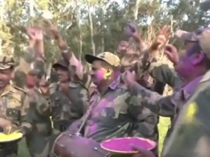 HOLI 2022 BSF jawans celebrated Holi by applying colors to each other HOLI 2022 : BSF જવાનો એક બીજાને રંગ લગાવી મન મૂકીને નાચ્યાં, જુઓ વિડીયો