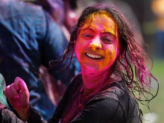 Holi 2022 : रंगांची उधळण सुरक्षा कवचासह; रंग खेळताना डोळ्यांची अशी घ्या काळजी Holi 2022 : रंगांची उधळण सुरक्षा कवचासह; रंग खेळताना डोळ्यांची अशी घ्या काळजी
