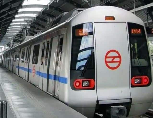 Delhi NCR Metro Time Table on Holi 2022 Metro will Run from 2-30 PM in delhi and from 2-00 PM in Noida Delhi-NCR Metro Alert: ਜੇਕਰ ਤੁਸੀਂ ਹੋਲੀ ਦੇ ਦਿਨ ਦਿੱਲੀ-NCR 'ਚ ਮੈਟਰੋ 'ਚ ਸਫ਼ਰ ਕਰ ਰਹੇ ਹੋ ਤਾਂ ਪੜ੍ਹੋ ਇਹ ਅਹਿਮ ਖ਼ਬਰ