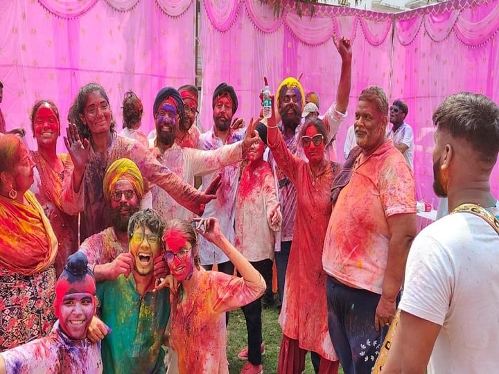 holi 2022 ranjeet ranjan put colours on pappu yadav while celebrating holi in delhi, watch video ann होली में 'होम मिनिस्टर' से बच नहीं पाए पप्पू, पहले दोस्त ने पकड़ा हाथ, फिर रंजीत ने लगाया रंग, देखें मजेदार वीडियो